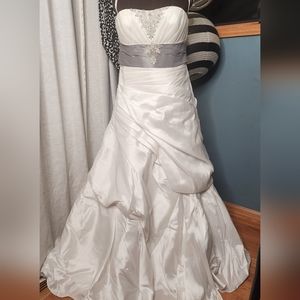 LiKE NEW: Ella Rosa Wedding Dress